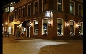 b&b het Herenhuys aan de historische gracht van Kollum